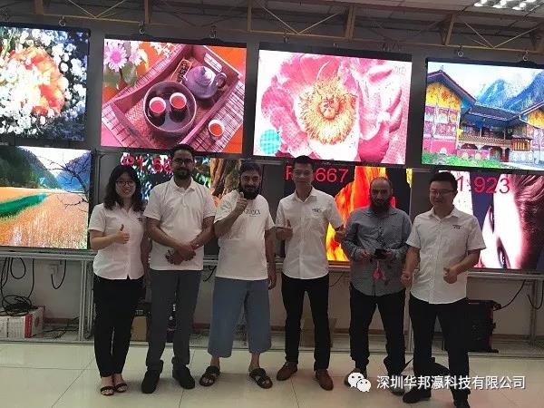 沙特阿拉伯客戶來我司考察LED顯示、拼接屏等大屏幕顯示設(shè)備，并簽訂采購(gòu)訂單合同